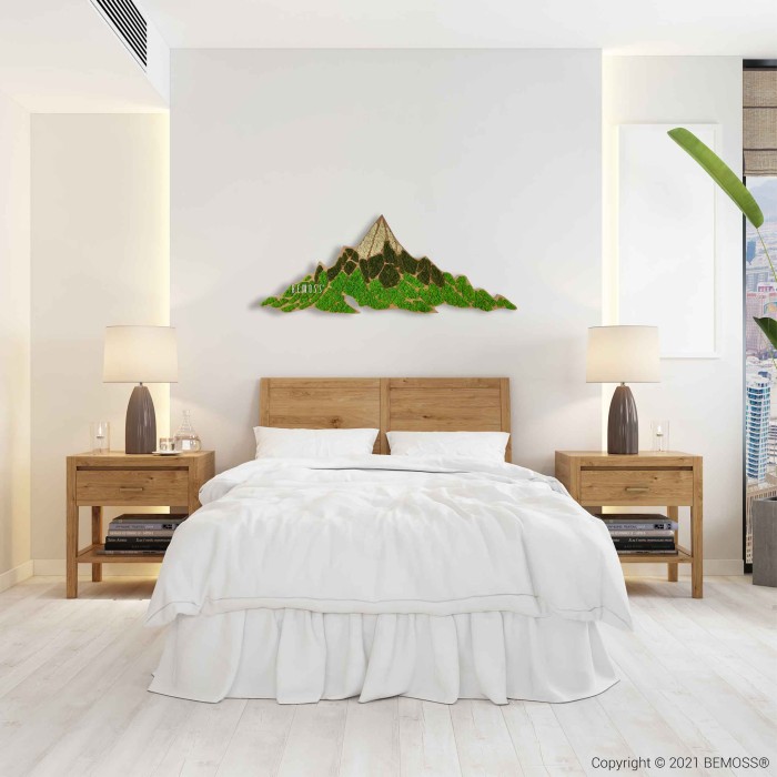 ein Schlafzimmer mit einem Bett, moosbild, mooswand, moos pflanzen, moos, moos deko, moos art