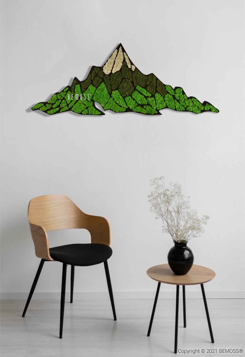 Zwei Stühle und ein Tisch in einem Raum mit einem Berg im Hintergrund und einer Vase mit Blumen auf dem Tisch, moosbild, mooswand, moos pflanzen, moos, moos deko, moos art