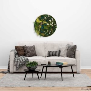 obývačka s gaučom a stolíkom, na ktorom je rastlina a nad ňou visiaca okrúhla stena machovy obraz, stabilizovany mach, machová stena, machová dekorácia