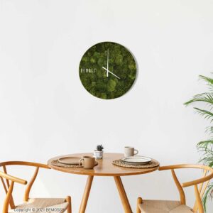 hodiny na stene nad stolom s dvoma stoličkami a kvetináčom v rohu miestnosti machovy obraz, stabilizovany mach, machová stena, machová dekorácia