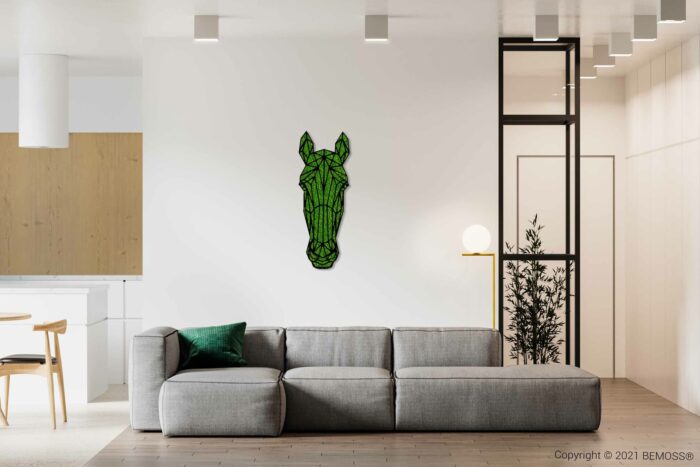 ein Wohnzimmer mit einer Couch und einem Tisch mit einem Stuhl und einem Pferdekopf an der Wand darüber, moosbild, mooswand, moos pflanzen, moos, moos deko, moos art