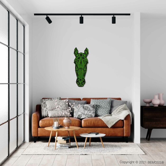 ein Wohnzimmer mit einer Couch und einem Tisch darin, mit einer Vase an der Wand darüber und einem Couchtisch, moosbild, mooswand, moos pflanzen, moos, moos deko, moos art