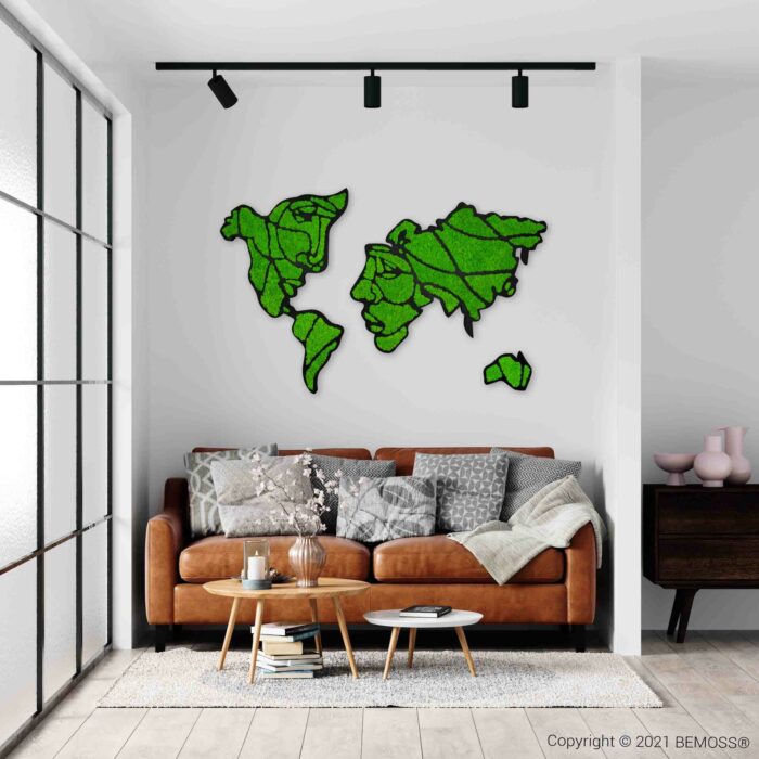 ein Wohnzimmer mit einer Couch und einer an der Wand hängenden Weltkarte, moosbild, mooswand, moos pflanzen, moos, moos deko, moos art