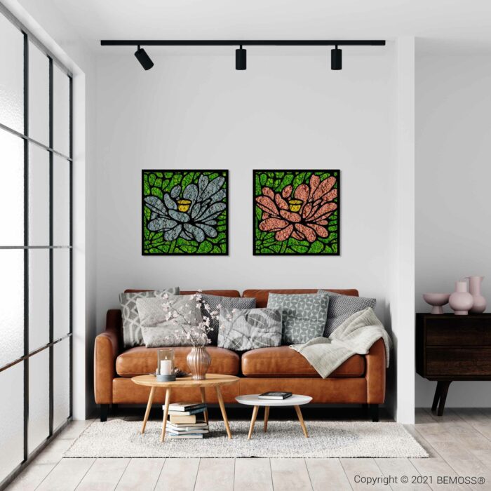 ein Wohnzimmer mit einer Couch und zwei Gemälden an der Wand darüber sowie einem Couchtisch mit einer Vase, moosbild, mooswand, moos pflanzen, moos, moos deko, moos art
