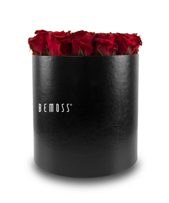 eine schwarze Schachtel mit einem Strauß roter Rosen darin, auf deren Seite „Bemoss“ steht, moosbild, mooswand, moos pflanzen, moos, moos deko, moos art