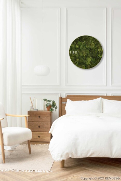 ein Schlafzimmer mit einem Bett, moosbild, mooswand, moos pflanzen, moos, moos deko, moos art